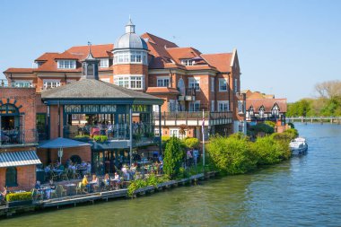 Windsor, Uk - 5 Mayıs 2019: Eton 'daki nehir kenarı restoranında bir sürü insan ve turist dinleniyor.