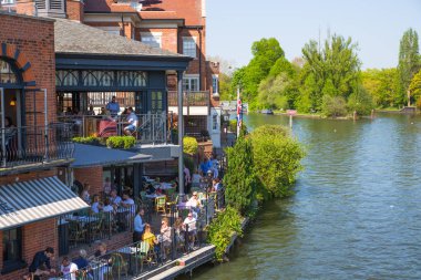 Windsor, Uk - 5 Mayıs 2019: Eton 'daki nehir kenarı restoranında bir sürü insan ve turist dinleniyor.