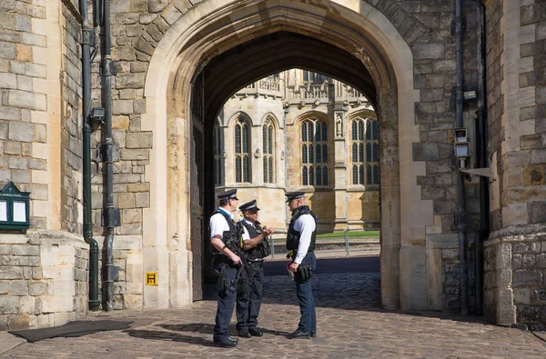 Windsor Regno Unito Maggio 2019 Poliziotti Servizio Presso Castello Medievale — Foto Stock
