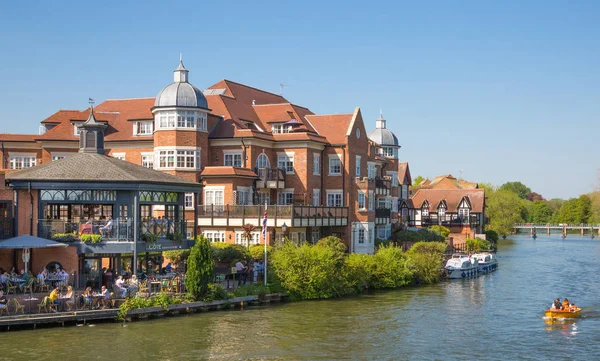 Windsor, Uk - 5 Mayıs 2019: Eton 'daki nehir kenarı restoranında bir sürü insan ve turist dinleniyor.
