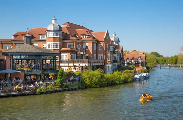 Windsor, Uk - 5 Mayıs 2019: Eton 'daki nehir kenarı restoranında bir sürü insan ve turist dinleniyor.
