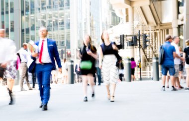 Londra, Uk - 26 Haziran 2018: Sıcak yaz günlerinde şehrin güneş ışığına karşı yürüyen bir grup insan. Güneşle aydınlatılmış güzel bir sokak, Londra Şehri modern yoğun konsept. Geniş panoramik görünüm