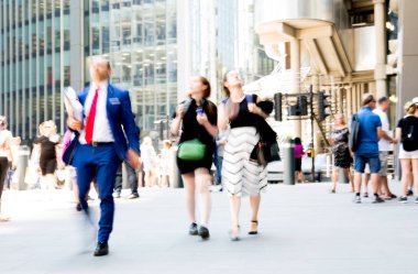 Londra, Uk - 26 Haziran 2018: Sıcak yaz günlerinde şehrin güneş ışığına karşı yürüyen bir grup insan. Güneşle aydınlatılmış güzel bir sokak, Londra Şehri modern yoğun konsept. Geniş panoramik görünüm