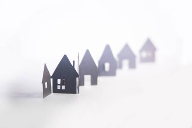 Çiğ küçük kasaba evleri. Şehir, mülk ve ev satın alma konsepti. Kağıt kesiği tasarım arka planı.