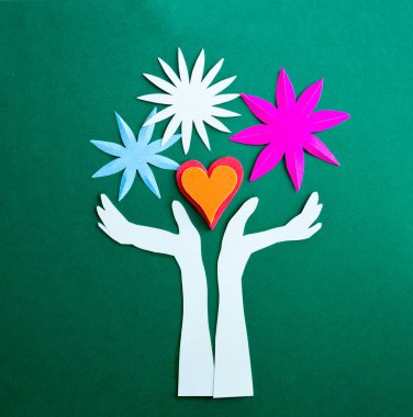 Kalbi tutan insan elleri. Yardım, destek, bakım ve birliktelik kavramı