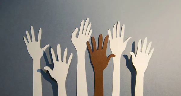 Χέρια Των Ανθρώπων Σηκώθηκαν Γιορτάζοντας Μαζί Ομαδικότητα Και Υποστήριξη Χαρτί — Φωτογραφία Αρχείου