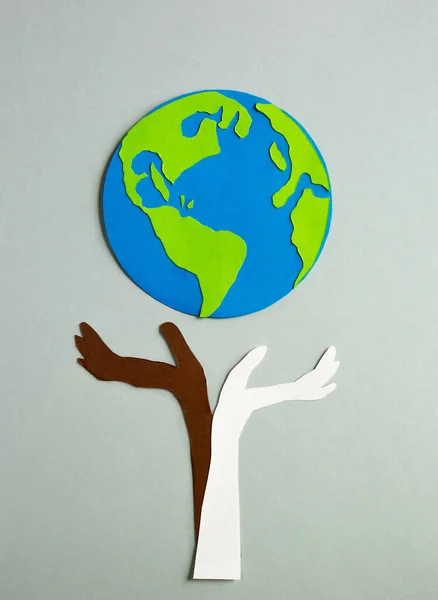 Papier Gesneden Ontwerp Handen Van Mens Die Planeet Aarde Vasthouden — Stockfoto