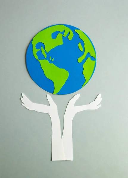 Návrh Střihu Papíru Ruce Člověka Držící Planetu Zemi — Stock fotografie