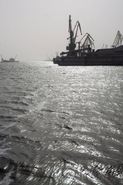 Baharda nehir kenarı manzarası