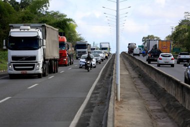 Simoes Filho 'daki Br 324 otoyolunda araçlar