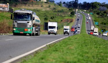 Simoes Filho 'daki Br 324 otoyolunda araçlar