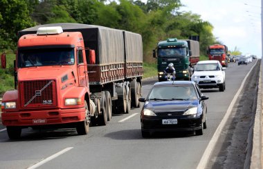 Simoes Filho 'daki Br 324 otoyolunda araçlar