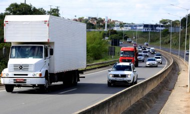 Simoes Filho 'daki Br 324 otoyolunda araçlar