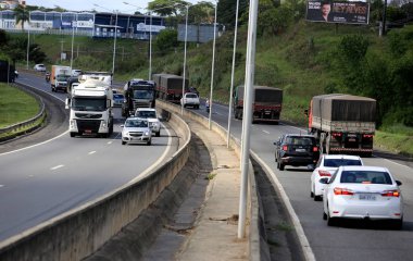 Simoes Filho 'daki Br 324 otoyolunda araçlar