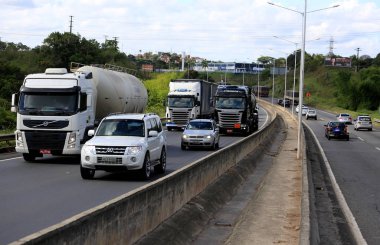 Simoes Filho 'daki Br 324 otoyolunda araçlar