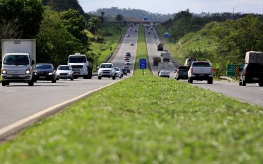 Simoes Filho 'daki Br 324 otoyolunda araçlar