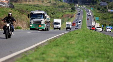 Simoes Filho 'daki Br 324 otoyolunda araçlar
