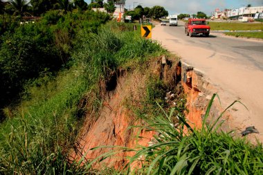 Br 101 karayolunda erozyon ilerliyor.