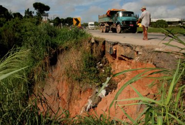 Br 101 karayolunda erozyon ilerliyor.