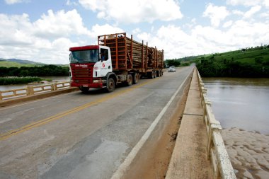 101 numaradaki Jequitinhonha Nehri üzerindeki köprü.