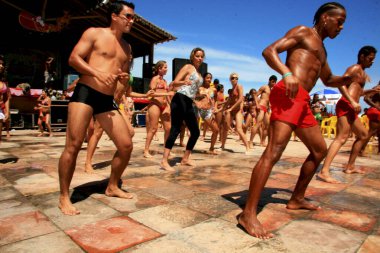 Turistler kumsal çadırında iyi eğlenceler.