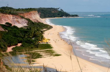 Porto Seguro 'daki Trancoso Plajı' ndaki Cliff.