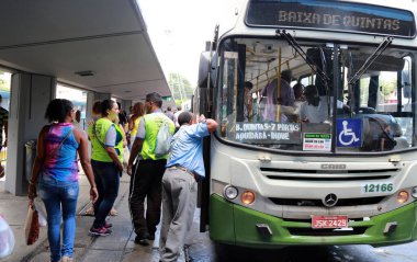 Salvador 'daki Lapa İstasyonu' nda otobüs.