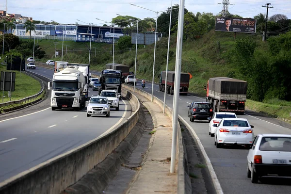 Veículos na rodovia BR 324 em Simoes Filho — Fotografia de Stock