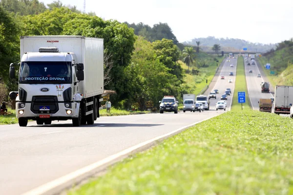 Pojazdy na autostradzie Br 324 w Simoes Filho — Zdjęcie stockowe