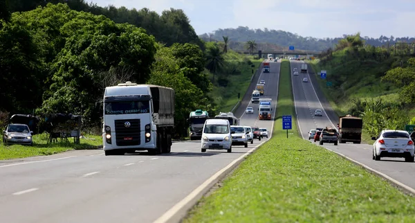 Fahrzeuge auf der Bundesstraße 324 in simoes filho — Stockfoto