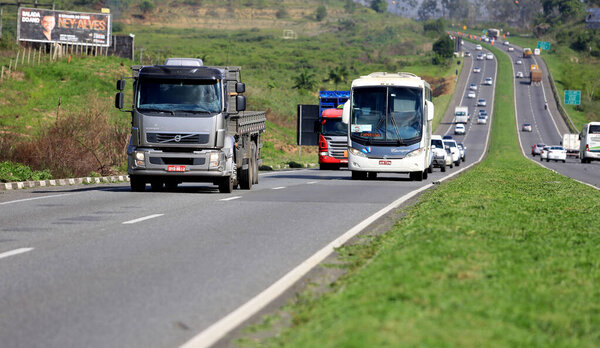 Транспортные средства на шоссе BR 324 в Simoes Filho
