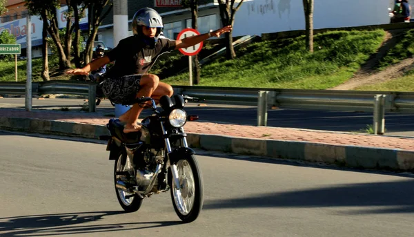 Motorrijder riskeert zijn leven in gevaarlijke manoeuvre — Stockfoto