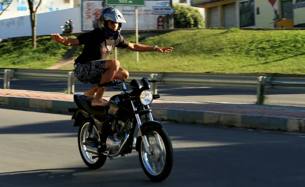 Motorcyklisten riskerar livet i farlig manöver — Stockfoto