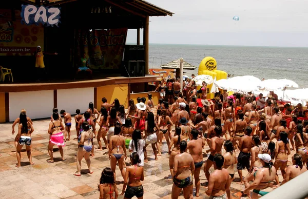 Turista divertirse en tienda de playa — Foto de Stock