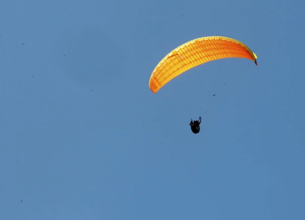 Paragliding tijdens de vlucht in Trancoso — Stockfoto