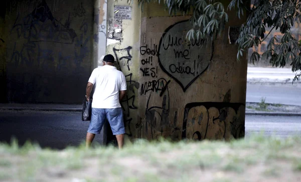 Homme pipi dans la rue au Salvador — Photo