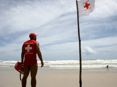 Ilheus 'taki Olivenca plajında cankurtaran.