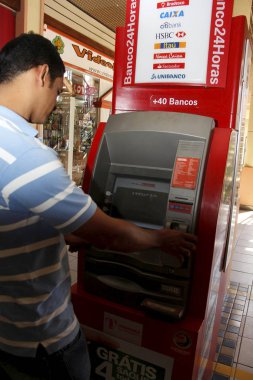 Salvador 'da ATM kullanan insanlar