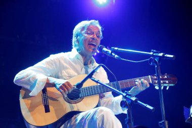 Sunum sırasında şarkıcı Caetano Veloso