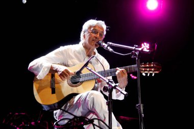Sunum sırasında şarkıcı Caetano Veloso