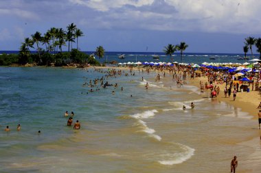 Morro de Sao Paulo sahilindeki turistler
