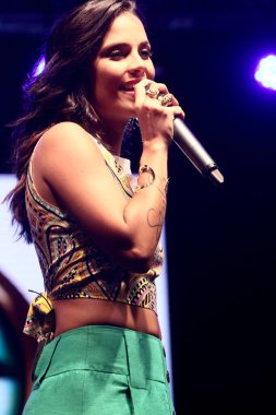 Konser sırasında şarkıcı Ju Moraes