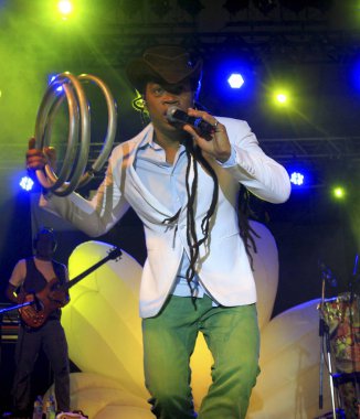 Konser sırasında şarkıcı Carlinhos Brown