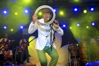 Konser sırasında şarkıcı Carlinhos Brown