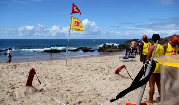 Badmeester in Salvador strand — Stockfoto