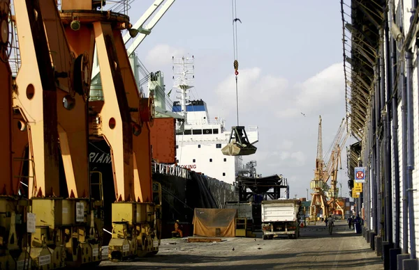 Área portuária na Baía de Todos os Santos — Fotografia de Stock