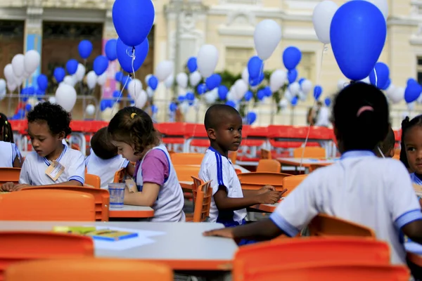 Les enfants jouent — Photo