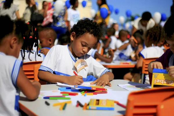 Les enfants jouent — Photo