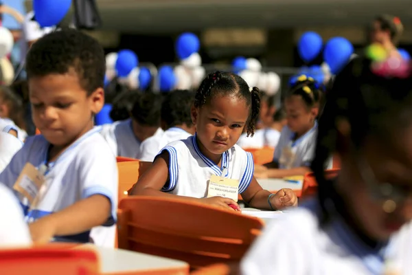 Kinderen spelen — Stockfoto