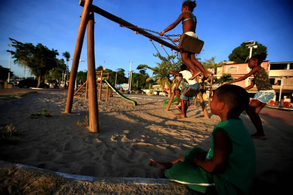 Les enfants jouent — Photo